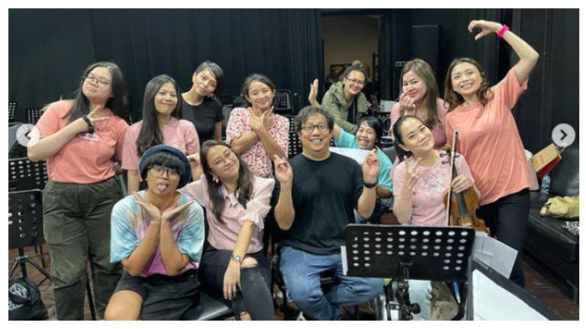Sherrin bersama grup musiknya