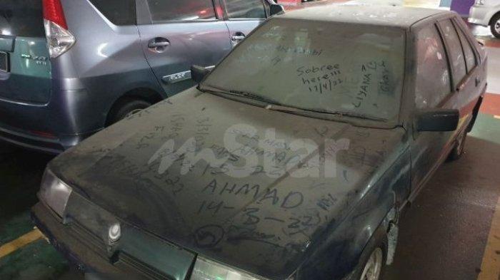 Ilustrasi mobil terparkir lama di bandara