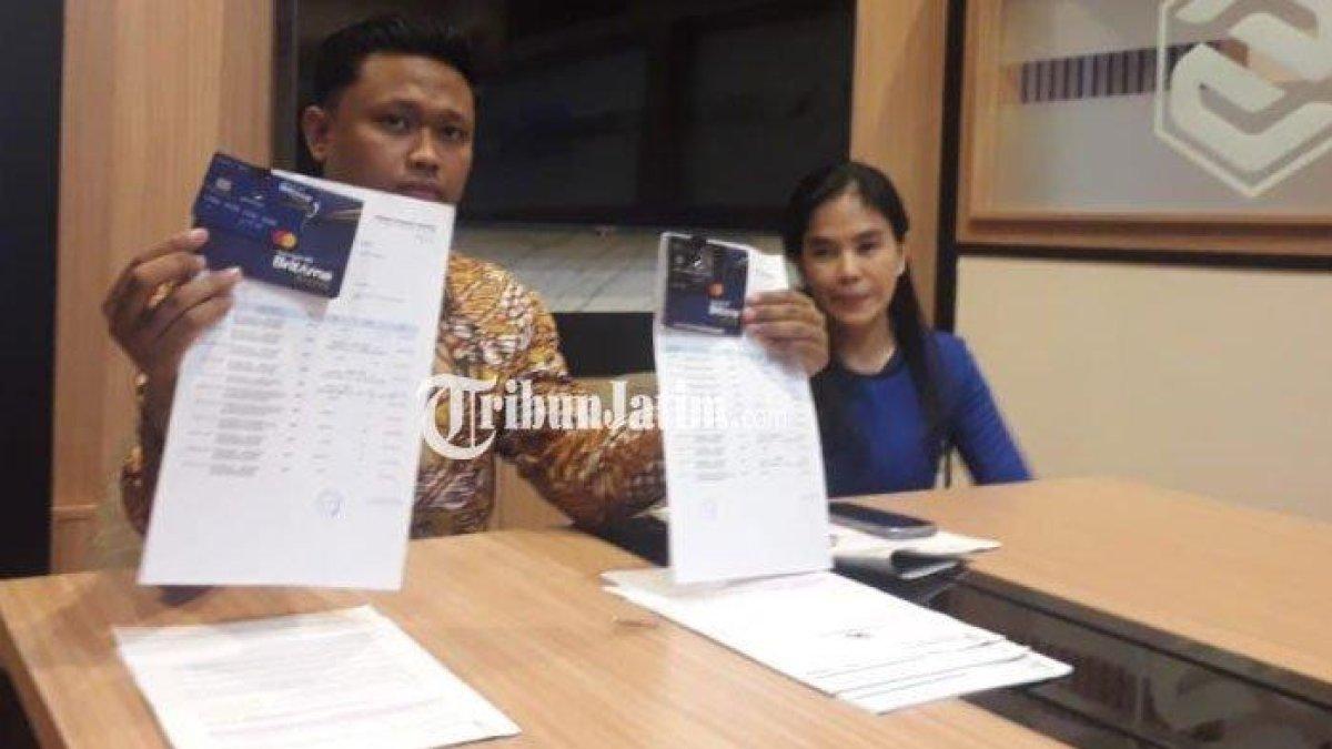 Korban, Silvia Yap (52) (memakai baju biru) didampingi kuasa hukumnya, Hilmy F Ali saat menunjukkan bukti data perbankan. atas kasus tabungan Rp 1,4 miliar milik pengusaha Malang raib usai klik undangan pernikahan di aplikasi pesan WhatsApp (WA)