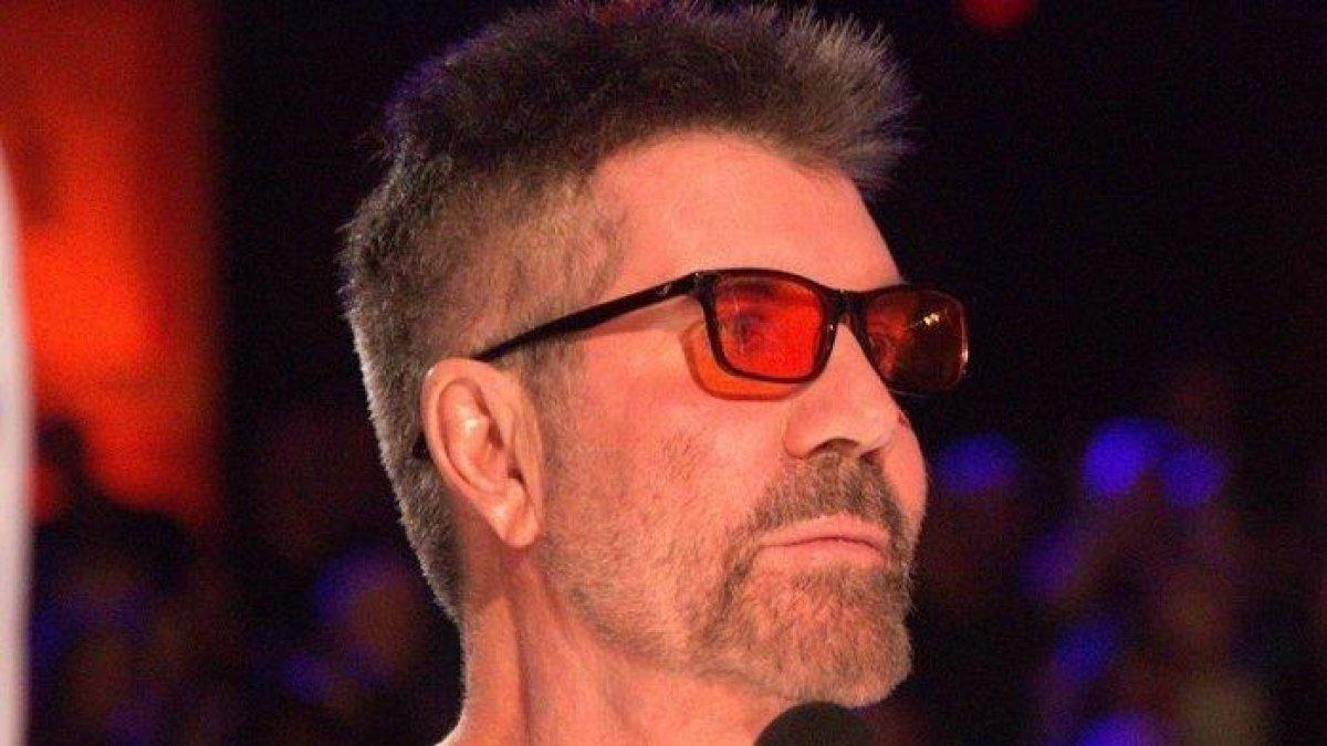 Simon Cowell tak pakai smartphone