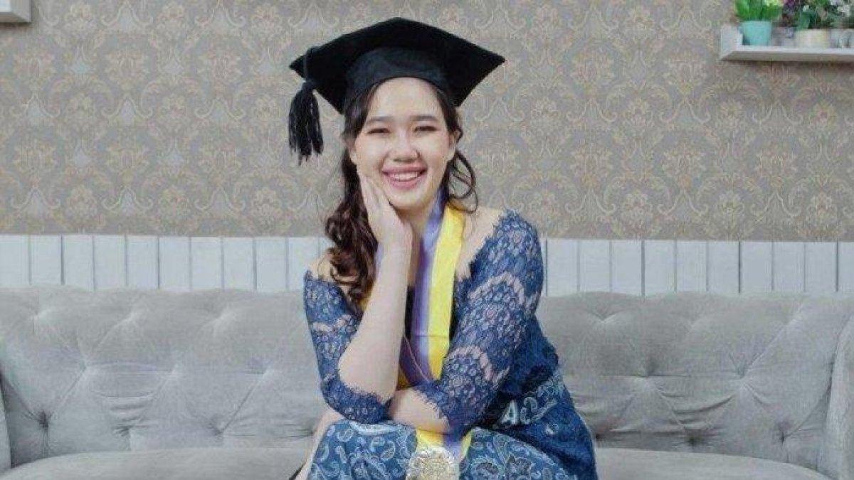 Sindy Suwanda lulus kedokteran UGM pada usia 20 tahun dengan modal ijazah Paket C