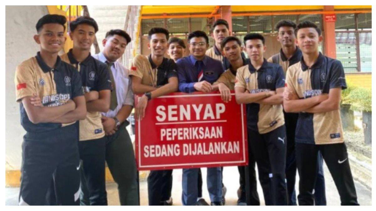 Sekelompok siswa mengunjungi rumah guru mereka untuk memberinya hadiah sebagai tanda penghargaan atas bimbingan dan dukungannya