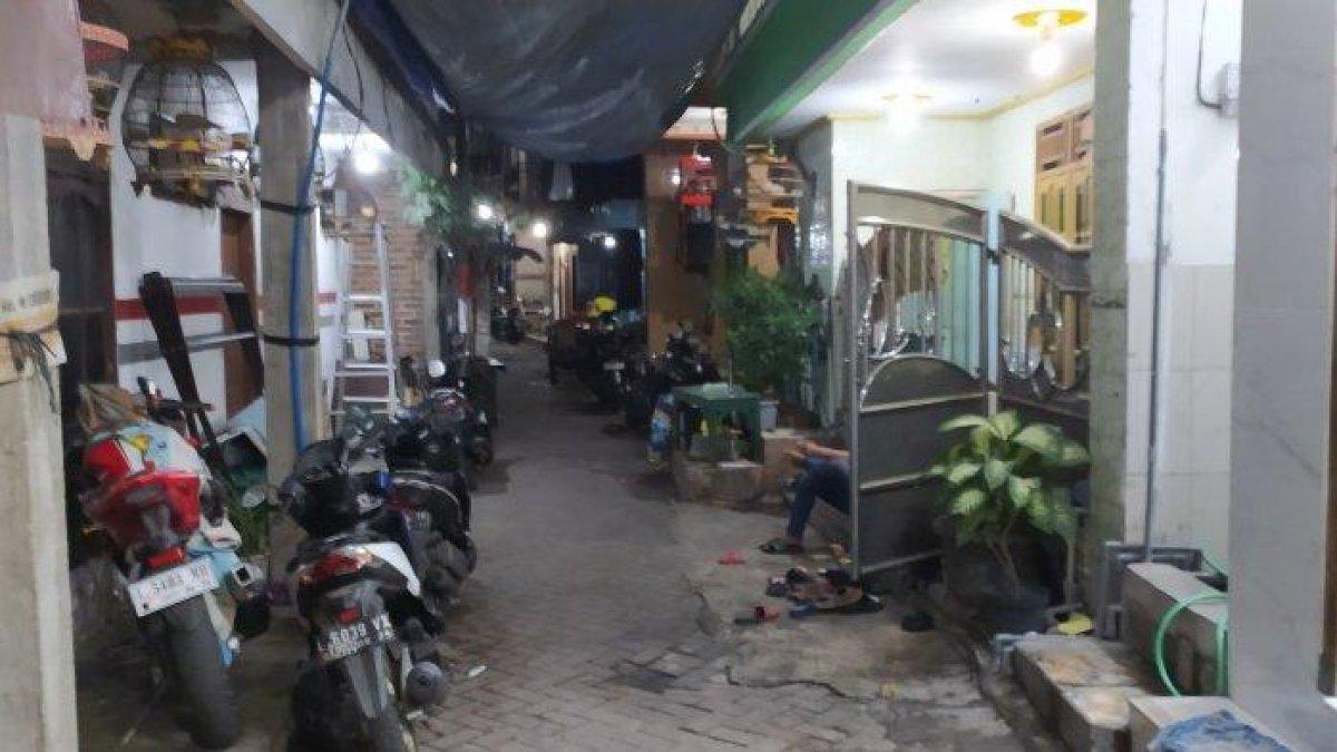 Situasi di depan musala dan rumah Moch Faisal, marbut dan muazin di Jalan Kunti Surabaya yang tewas usai ditikam kakak kandung sendiri saat berkelahi