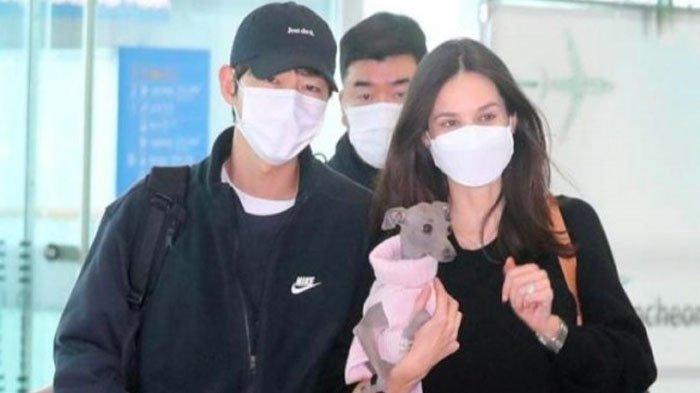 Song Joong Ki dan Katy Louise Saunders di bandara