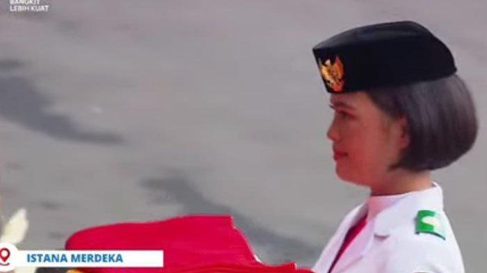 I Dewa Ayu Sosok pembawa baki Bendera Merah Putih
