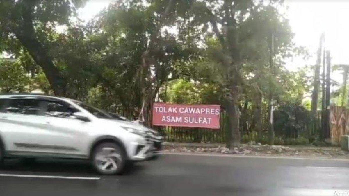 Spanduk berlatar merah dengan tulisan tolak Cawapres asam sulfat mejeng di beberapa titik di Kota Medan.