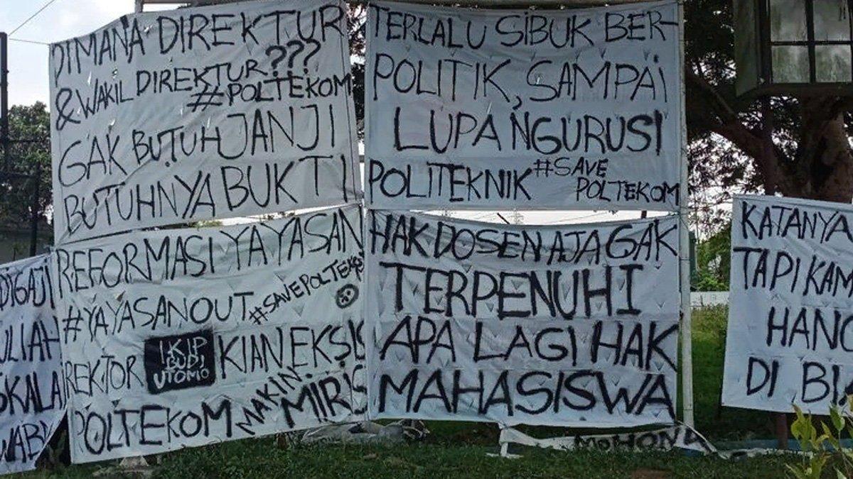 spanduk berisi kritik untuk yayasan kampus Politeknik Kota Malang