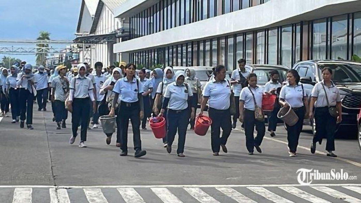 KORBAN PHK SRITEX - Ribuan karyawan PT Sri Rejeki Isman Tbk (Sritex) Sukoharjo, mulai membawa perlengkapan pribadi mereka dari tempat kerja setelah penyebaran formulir pemutusan hubungan kerja (PHK) pada Rabu (26/2/2025).Karyawan Sritex ternyata di-PHK saat masih melakukan lembur kerja. Selain itu, rekening manajemen untuk membayar gaji diblokir oleh kurator.