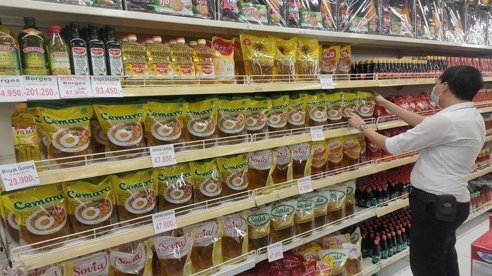 Stok minyak goreng kemasan di supermarket.