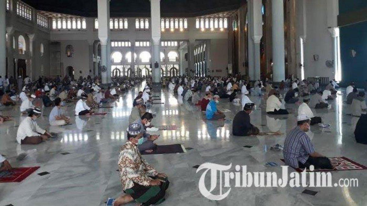 Suasana gelaran salat Jumat berjamaah di Masjid Al Akbar Surabaya, Jumat (5/6/2020).