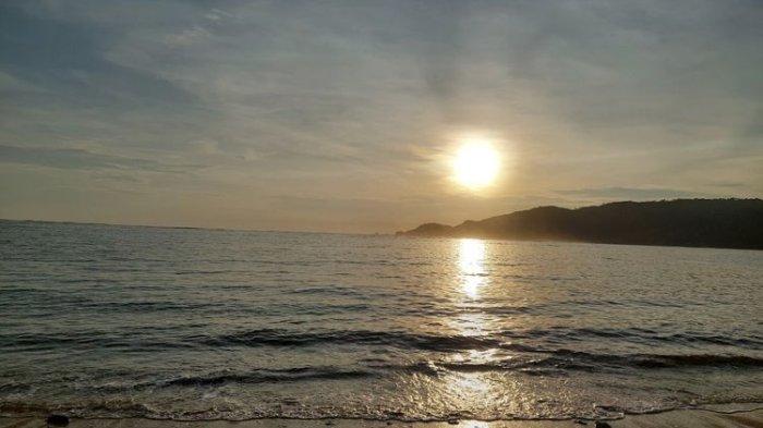 Suasana saat matahari terbenam (sunset) di Pantai Mandalika.