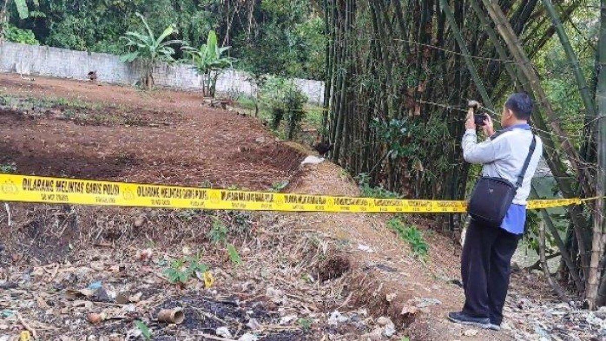 Suasana TKP penemuan dugaan kerangka bayi korban aborsi di RT 1 RW 4 Kelurahan Tanjung, Purwokerto Selatan, Kabupaten Banyumas