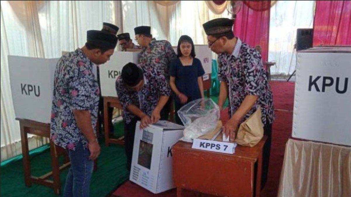 Ilustrasi Suasana TPS di Kota Surabaya, Rabu (17/4/2019). Peran serta masyarakat diharapkan untuk membantu mengawasi kerja-kerja lembaga penyelenggara Pemilu, Bawaslu dan KPU untuk tidak memberi keistimewaan pada paslon tertentu.