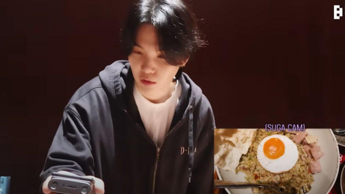 Suga BTS mencicipi makanan Indonesia