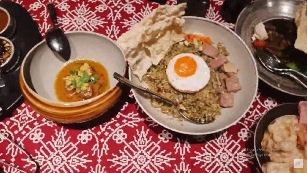 Suga BTS menunjukkan banyaknya hidangan lokal Indonesia yang dipesannya saat mengadakan tour di Jakarta. Ada nasi goreng, sate, dan lain-lain.