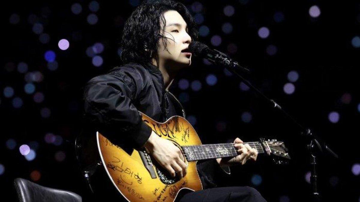 Suga BTS saat konser di Los Angeles (LA). Gitar yang dibawa Suga BTS selama tur ternyata berisikan pesan dari para member.