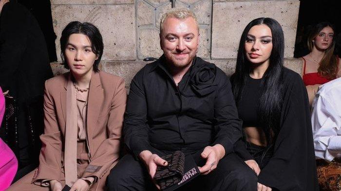 Suga BTS (kiri) Sam Smith (tengah) dan CharliXCX (kanan) di Paris Fashion Week
