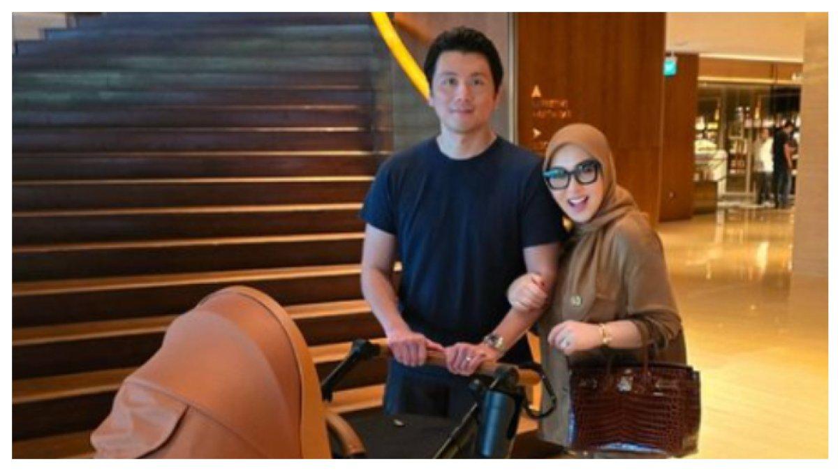Syahrini saat hangout dengan putri kecilnya untuk pertama kalinya