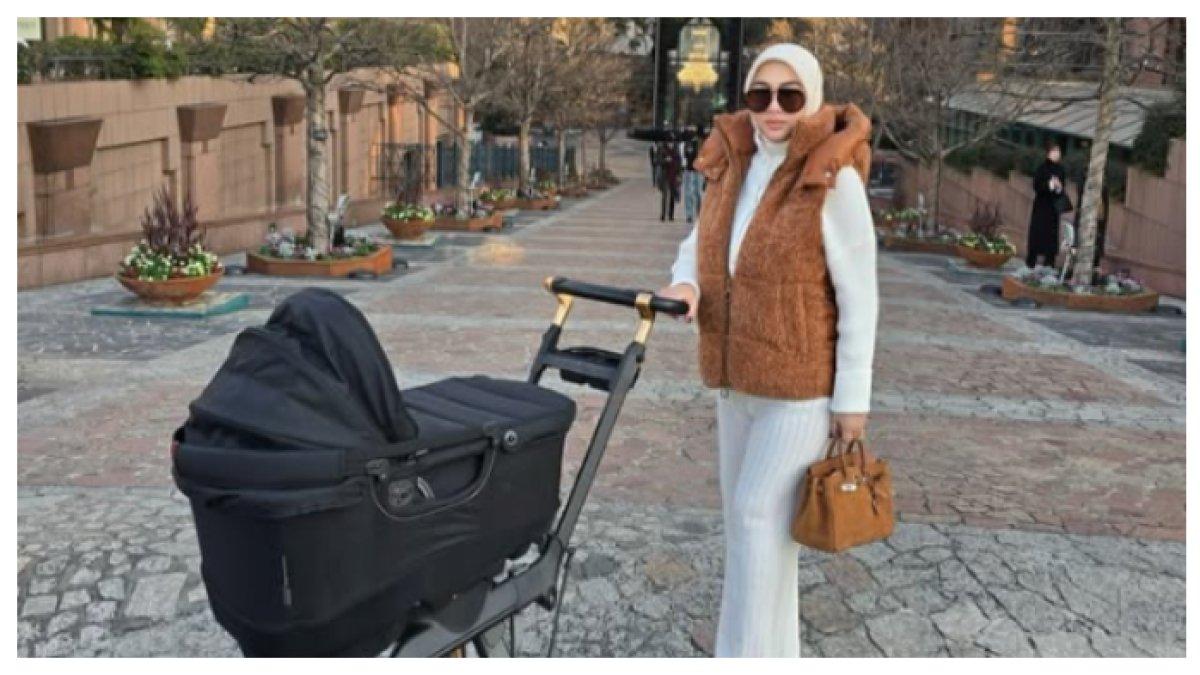 Liburan Syahrini dan Reino bersama Baby R