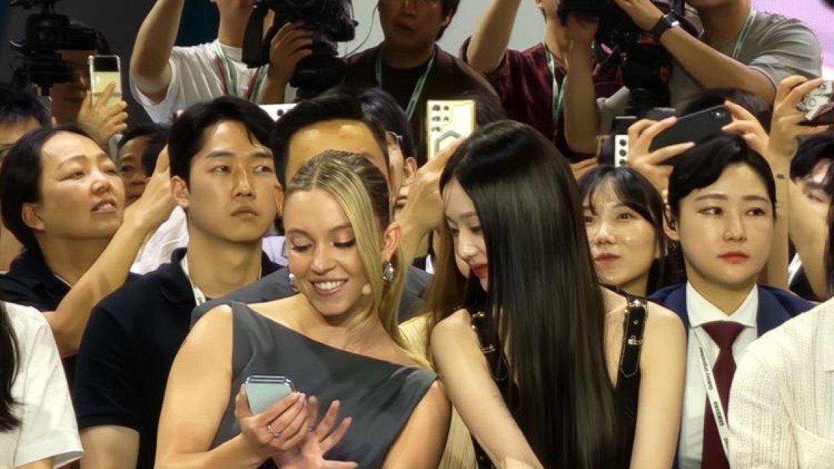 Sydney Sweeney dan Jang Won-young, salah satu member grup band kenamaan di Korea Selatan, IVE, turut meramaikan acara Galaxy Unpacked pada Rabu (26/7/2023)()