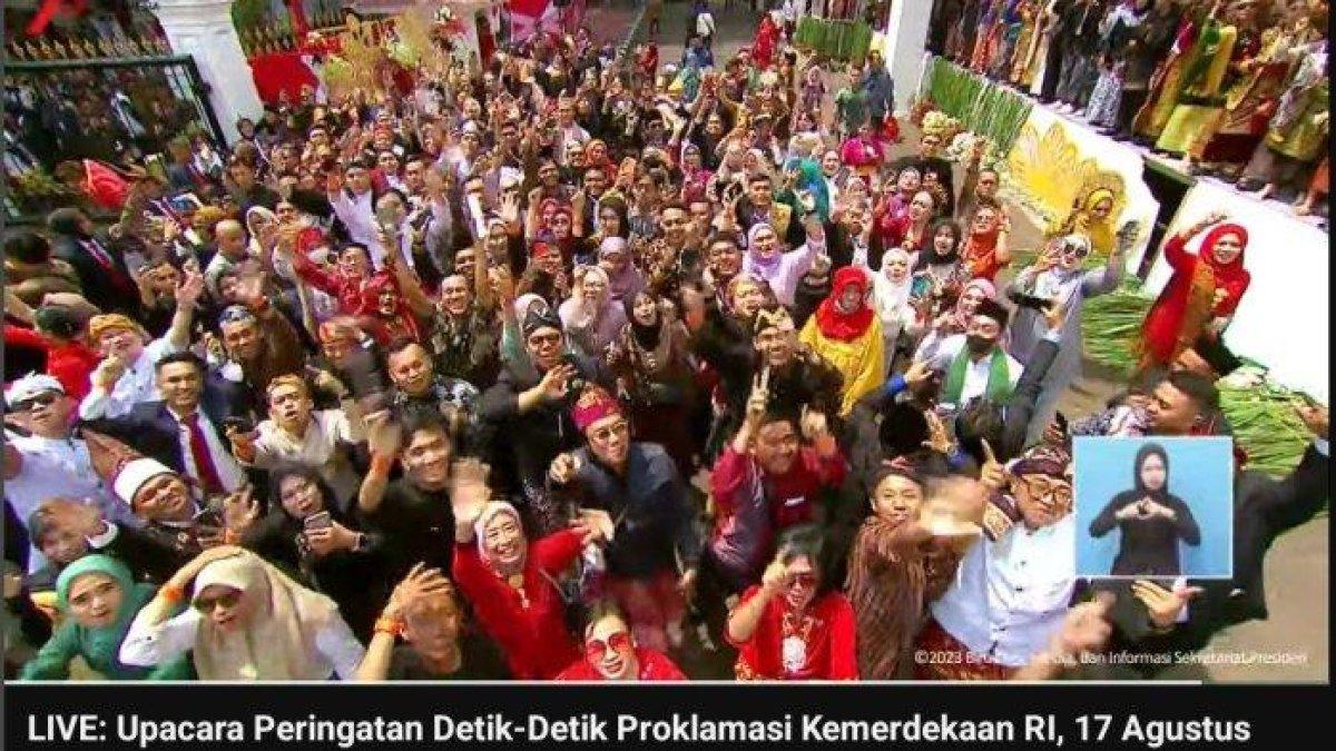 Peserta upacara serta tamu undangan Istana Negara yang ikut berjoget saat Putri Ariani menyanyikan lagu Rungkad.