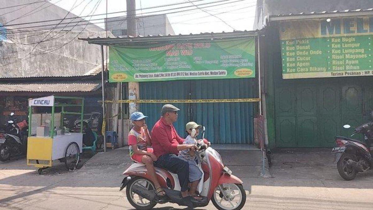 Tempat kejadian perkara (TKP) pembunugan tukang Sate bernama Widodo C Putro (43) oleh anak sendiri, DR (22), di Warung Sate Solo Mas Wid di Jalan Raya Pejuang, Medan Satria, Kota Bekasi, Jawa Barat, Jumat (30/6/2013). 