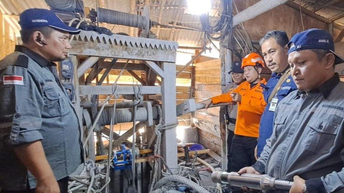 Tim ESDM Jateng menurunkan kamera hold ke lubang galian tambang emas Desa Pancurendang, Kecamatan Ajibarang, Kabupaten Banyumas, Jawa Tengah, Kamis (27/7/2023).