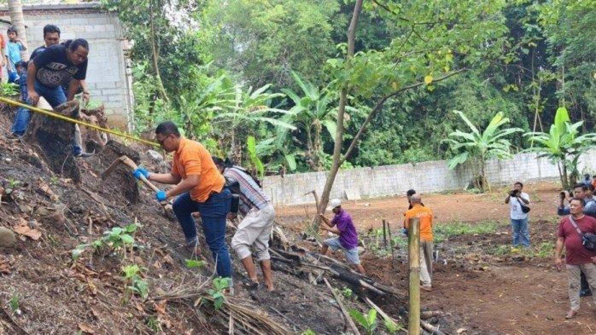 Tim Inafis Satreskrim Polresta Banyumas saat melakukan penggalian di lokasi penemuan dugaan kerangka bayi korban aborsi di RT 1 RW 4 Kelurahan Tanjung, Purwokerto Selatan, Kabupaten Banyumas, Kamis (22/6/2023).