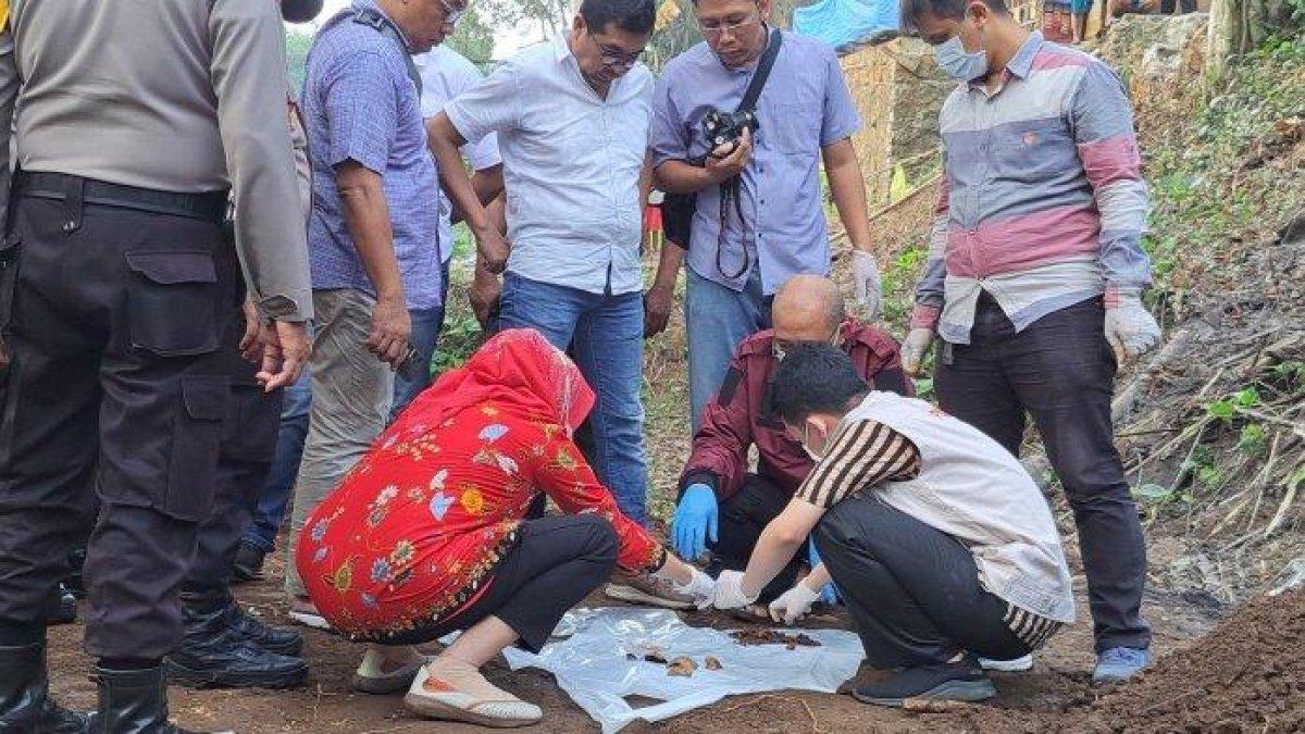 Tim Kepolisian saat mengevakuasi tulang belulang bayi di Purwokerto