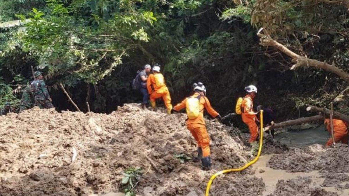 Tim SAR gabungan tengah melakukan upaya pencarian terhadap seorang petani di Kabupaten Cianjur, Jawa Barat yang tertimbun longsor, Minggu (30/7/2023) petang.