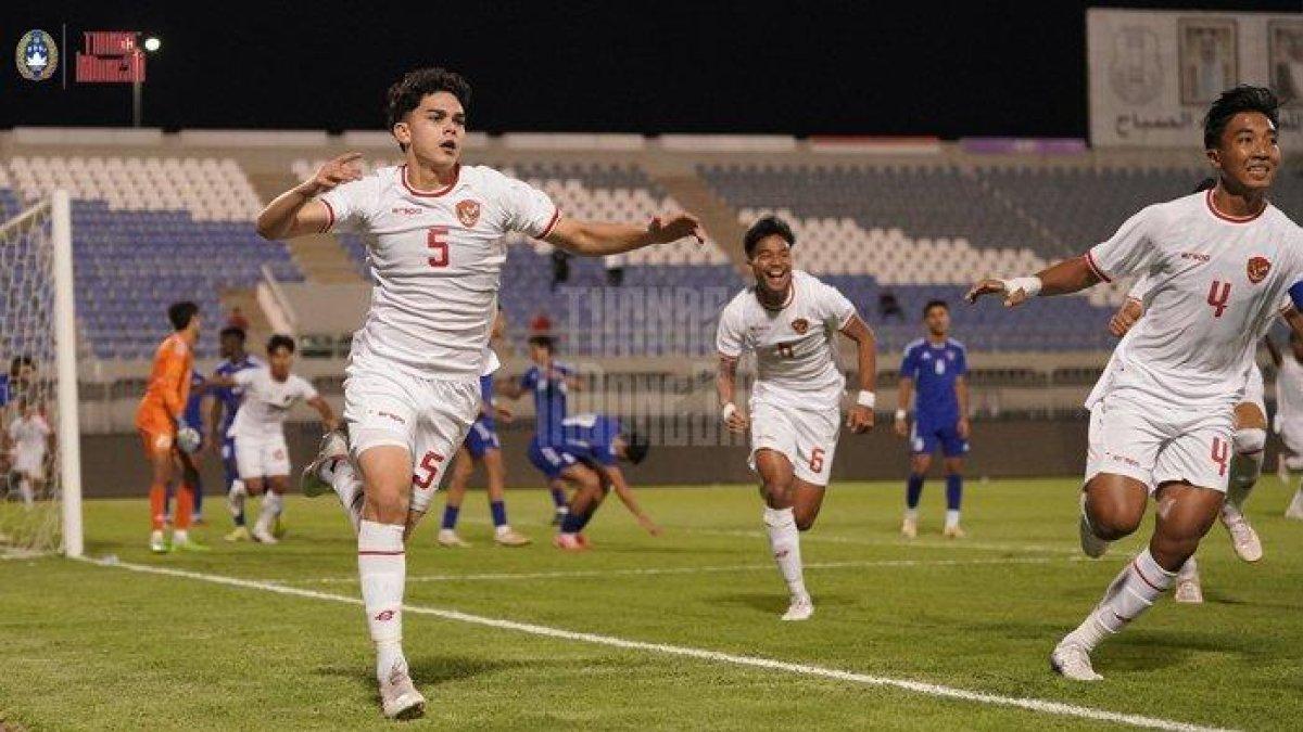 SELEBRASI - Bek Timnas Indonesia U17, Mathew Baker selebrasi usai mencetak gol.