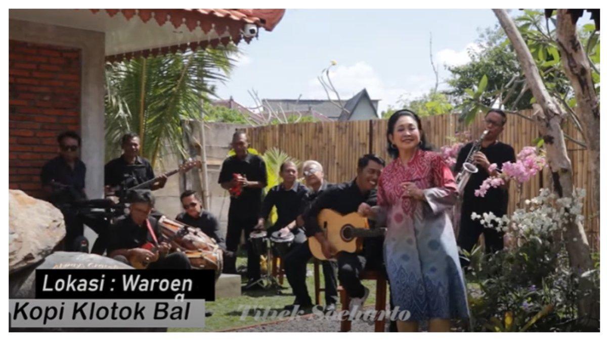 Gaya Titiek Soeharto Cover Lagu 'Ayang'