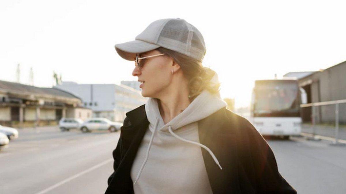 gunakan topi dan kacamata hitam untuk menjaga kesehatan tubuh saat musim panas