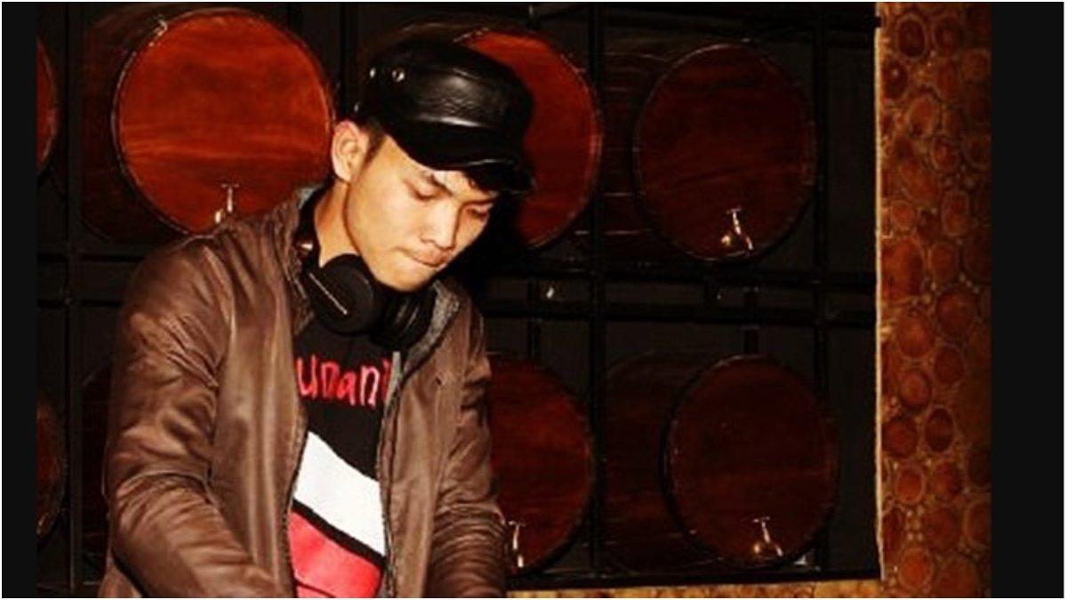 Tri Suaka saat memainkan DJ.