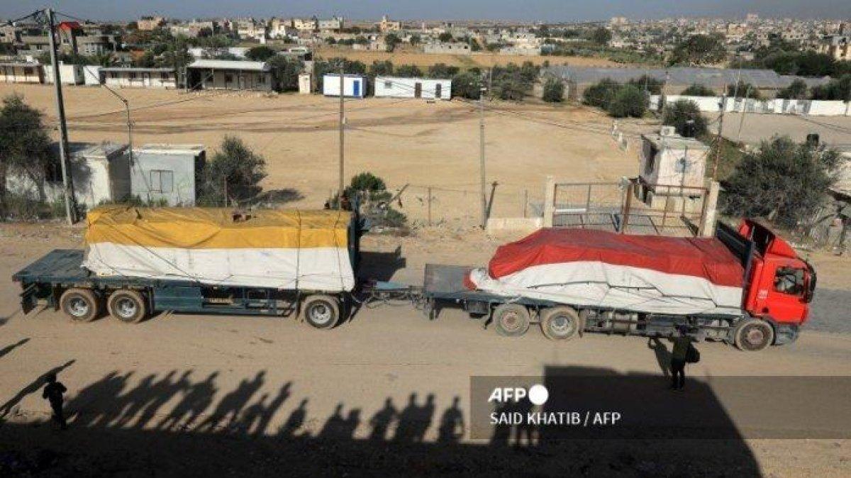 Sebuah truk yang membawa bantuan kemanusiaan dengan warna merah putih memasuki Jalur Gaza melalui penyeberangan Rafah dengan Mesir, beberapa jam setelah dimulainya gencatan senjata empat hari antara Israel dan militan Hamas Palestina, pada 24 November 2023. Gencatan senjata empat hari di Israel- Perang Hamas dimulai pada 24 November, dengan para sandera akan dibebaskan dengan imbalan tahanan dalam penangguhan hukuman besar pertama dalam tujuh minggu perang yang telah merenggut ribuan nyawa.