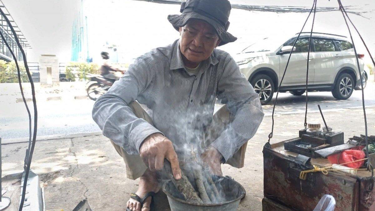 tukang patri bernama Hamid (78) saat ditemui di Jalan Ampera Raya, Jakarta Selatan
