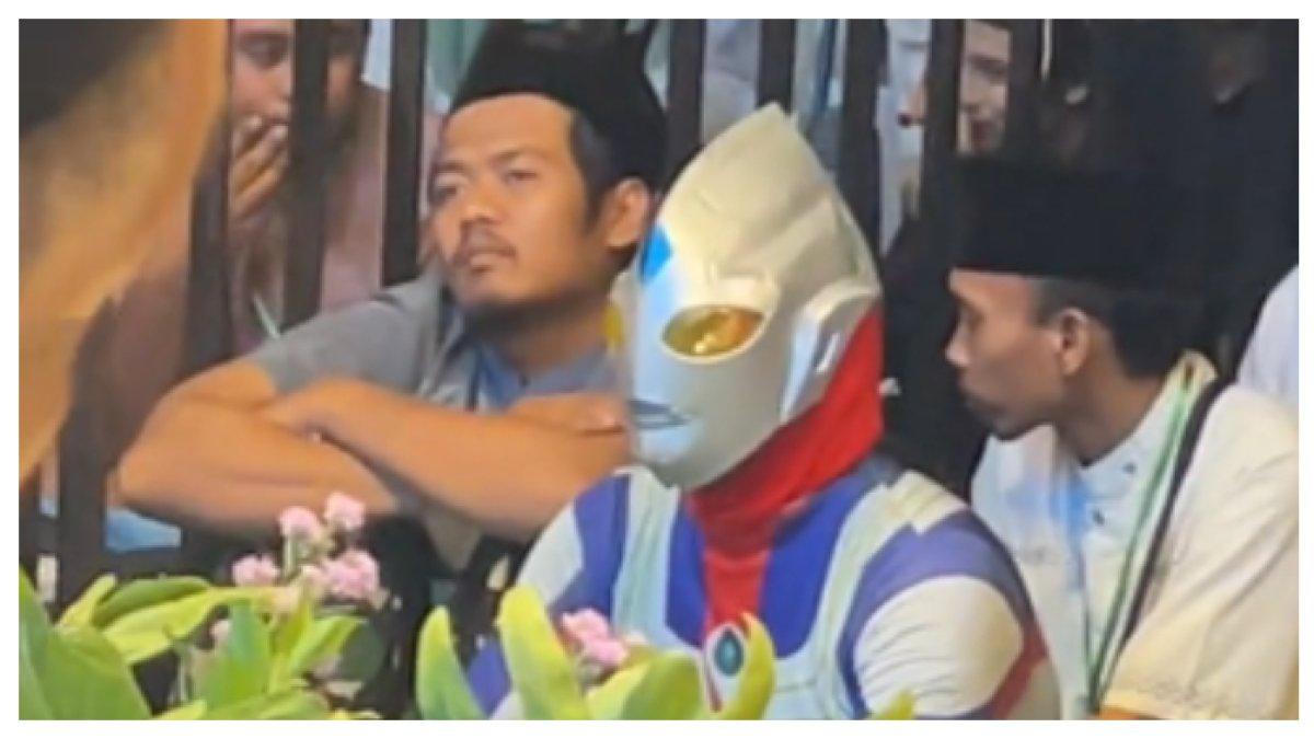 Penampakan ultraman yang sedang khusuk pengajian