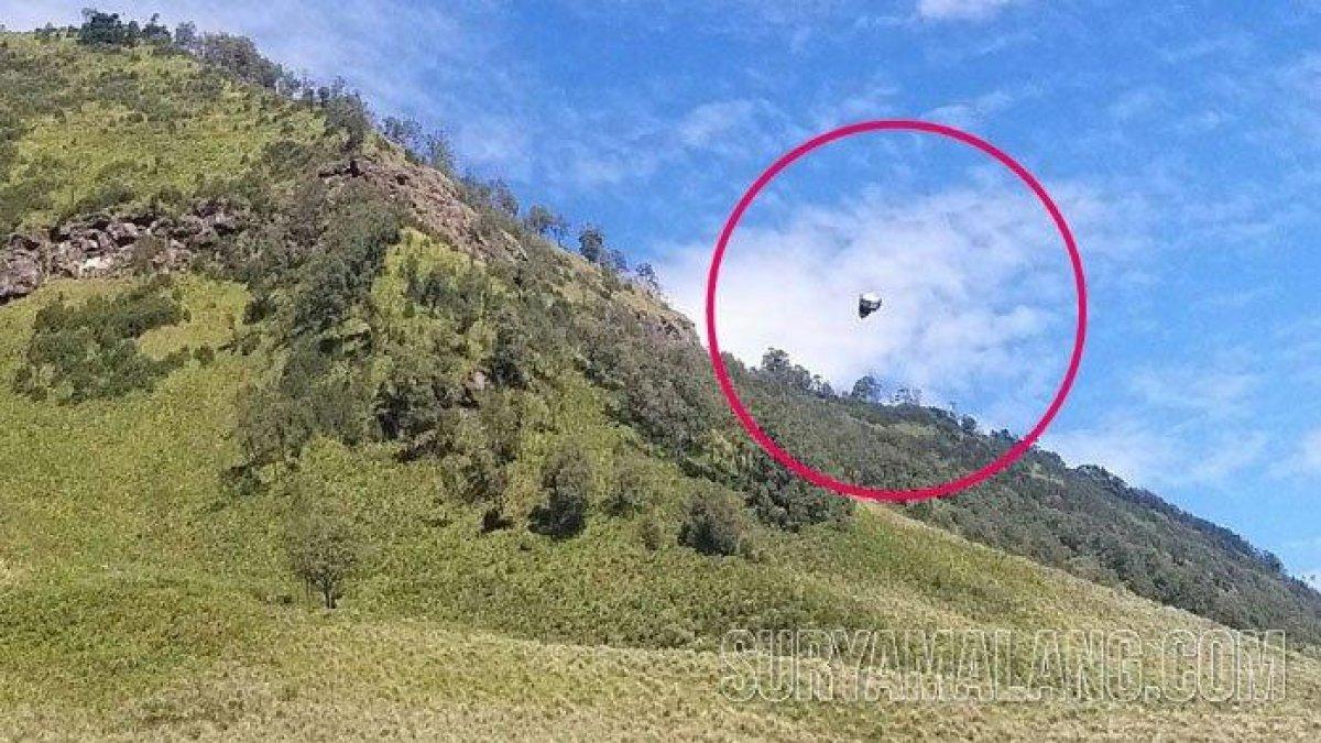 Unggahan foto Unidentified Flying Object (UFO) atau benda terbang tak dikenal di atas Bukit Teletubbies, Kecamatan Sukapura, Kabupaten Probolinggo, bikin heboh warganet. Foto tersebut pertama kali diunggah oleh akun Twitter @kabarufo pada, Selasa (18/7/2023).