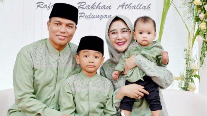 Uut Permatasari bersama suami, Tri Goffarudin Pulungan, dan anak-anak
