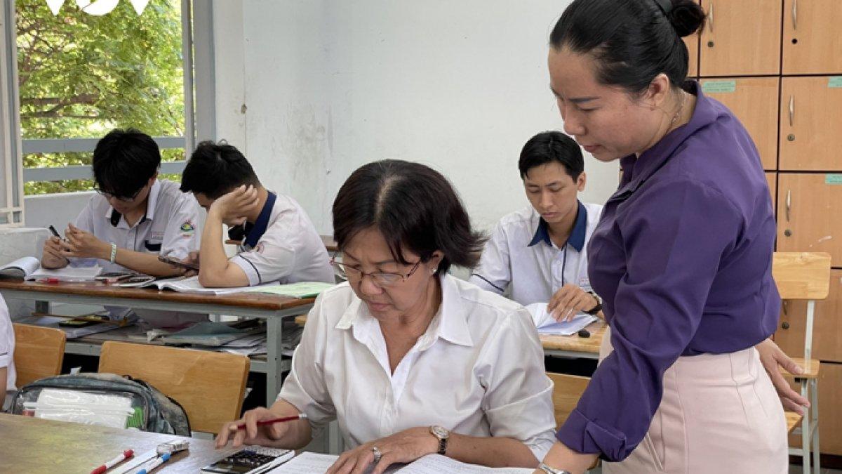 Viral seorang nenek berusia 64 tahun yang bersemangat menempuh ujian kelulusan SMA, begadang untuk belajar