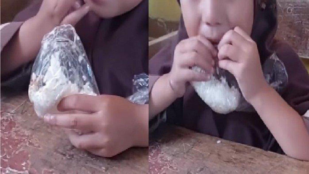 Berikut ini video viral siswi Sekolah Dasar (SD) yang makan nasi dari bungkusan plastik. Nasi tersebut bahkan tak dimasukan ke dalam kotak bekal. Hal inipun mendapat pujian dari gurunya. Gurunya pun berasa takjub melihat kemandirian muridnya.