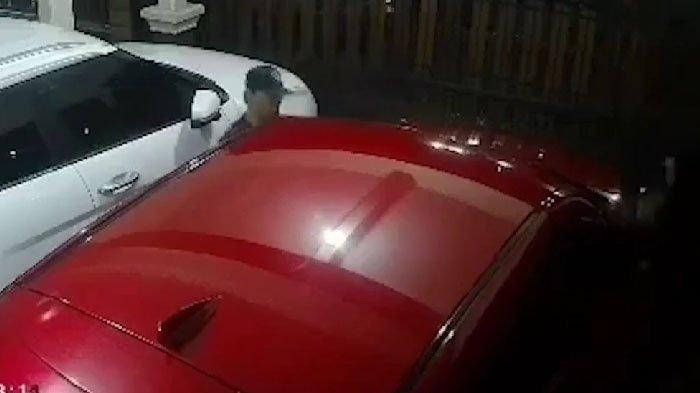 Viral Aksi Pencurian Spion Mobil Pencuri Panjat Pagar Rumah Terekam