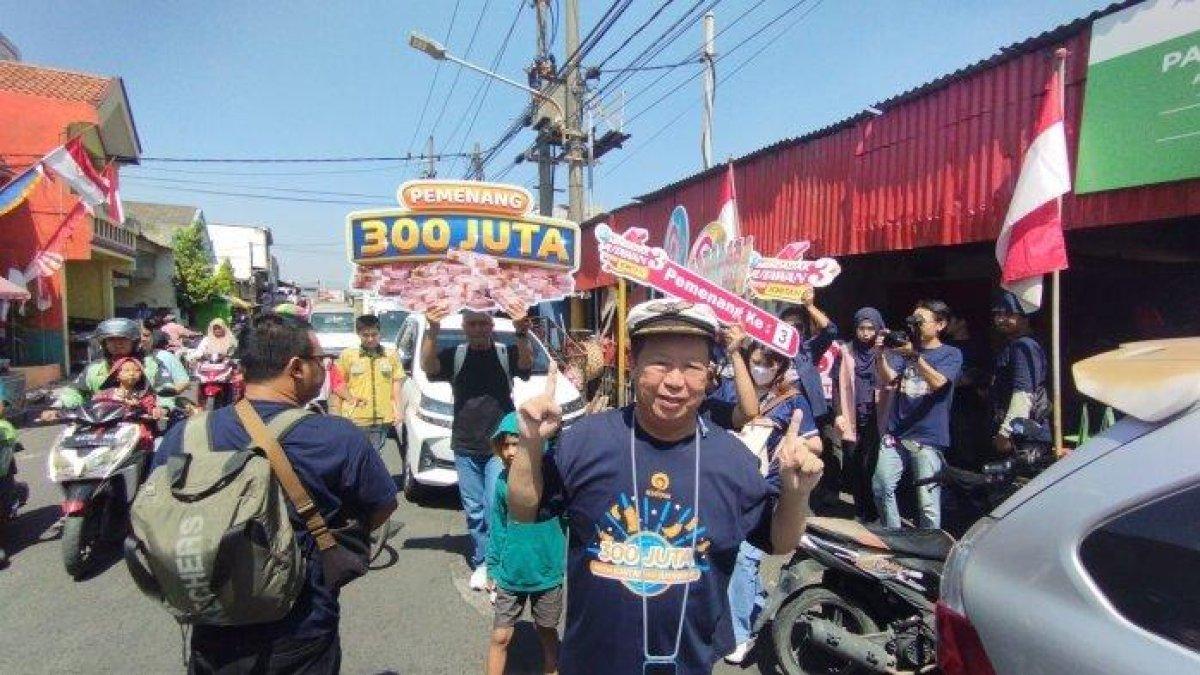 Indah menangis setelah dapat Rp 300 juta hadiah dari jual tutup botol