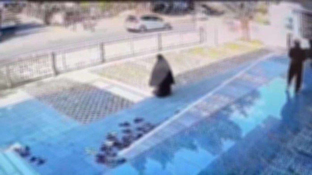 wanita bercadar kabur setelah menggasak dompet jemaah, di Masjid Fatimah Muhammad, Tebet