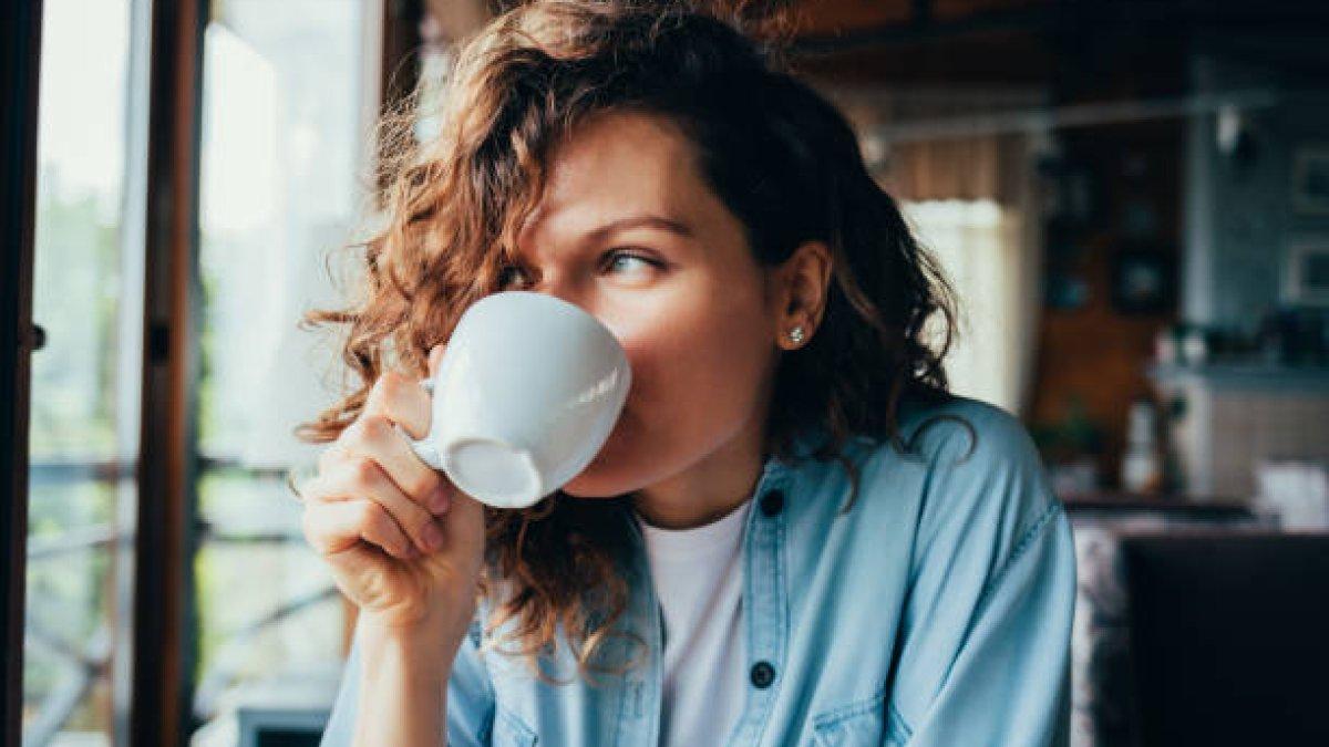 ilustrasi wanita minum kopi