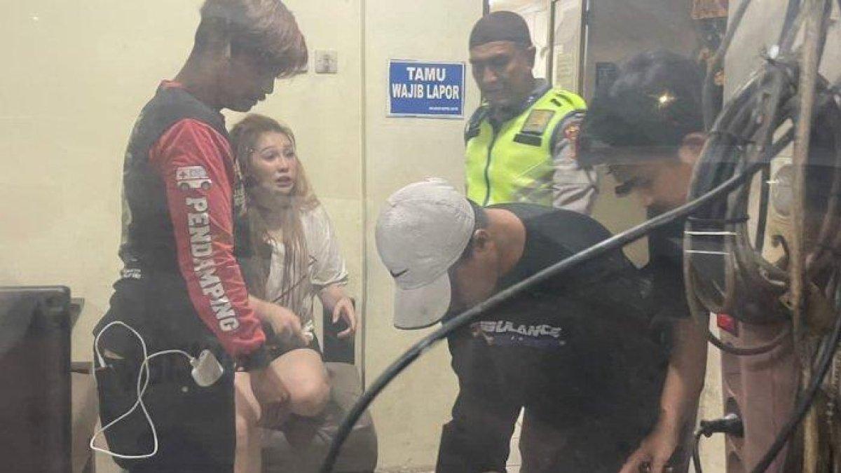Wanita rampas mobil patroli jalan tol