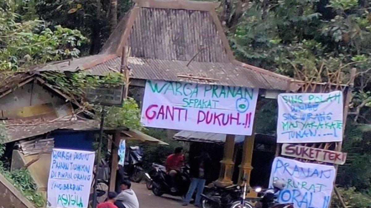 Warga memasang spanduk dan tulisan berada protes atas dugaan selingkuh sang kepala dusun di Pedukuhan Pranan, Kalurahan Banjaroya, Kapanewon Kalibawang, Kabupaten Kulon Progo, Daerah Istimewa Yogyakarta. Warga tuntut kepala dusun mundur.
