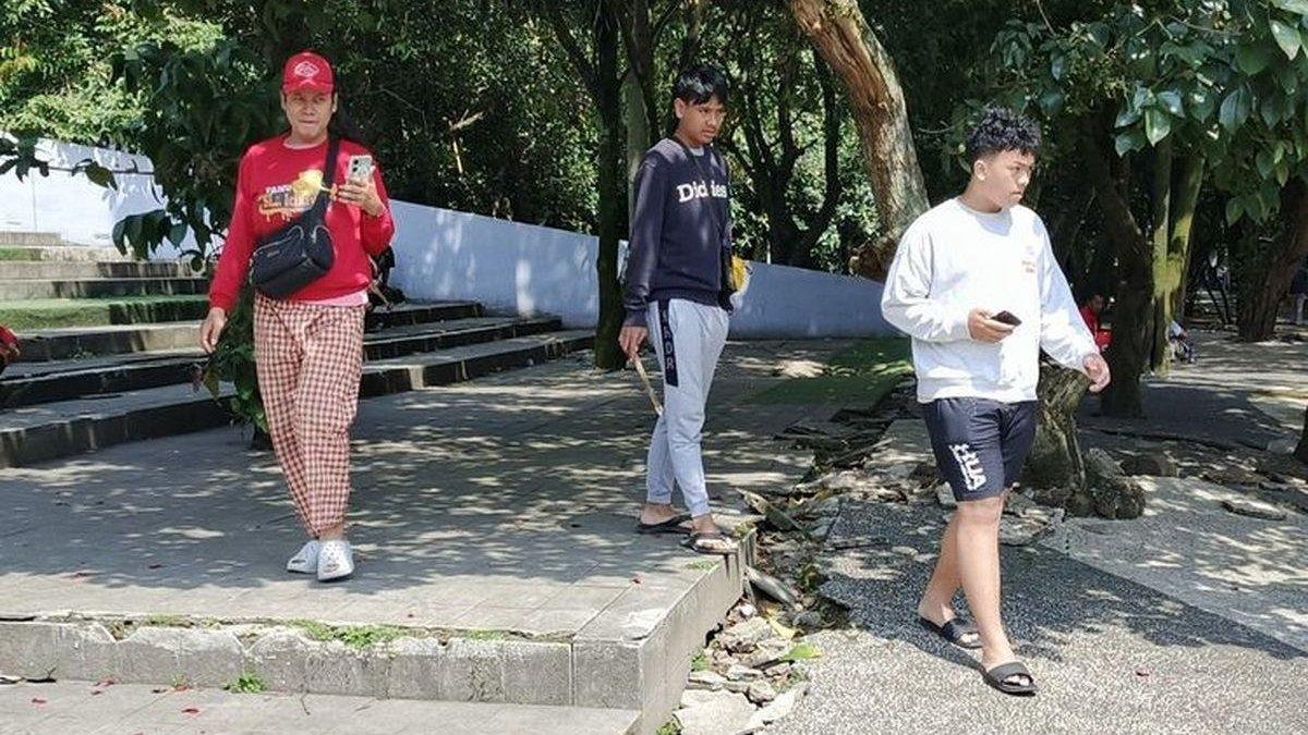 Sejumlah warga mencari koin aplikasi Jagat yang konon bernilai ratusan ribu hingga jutaan rupiah di Taman Tegalega, Kota Bandung, Jawa Barat, Jumat (10/1/2025).