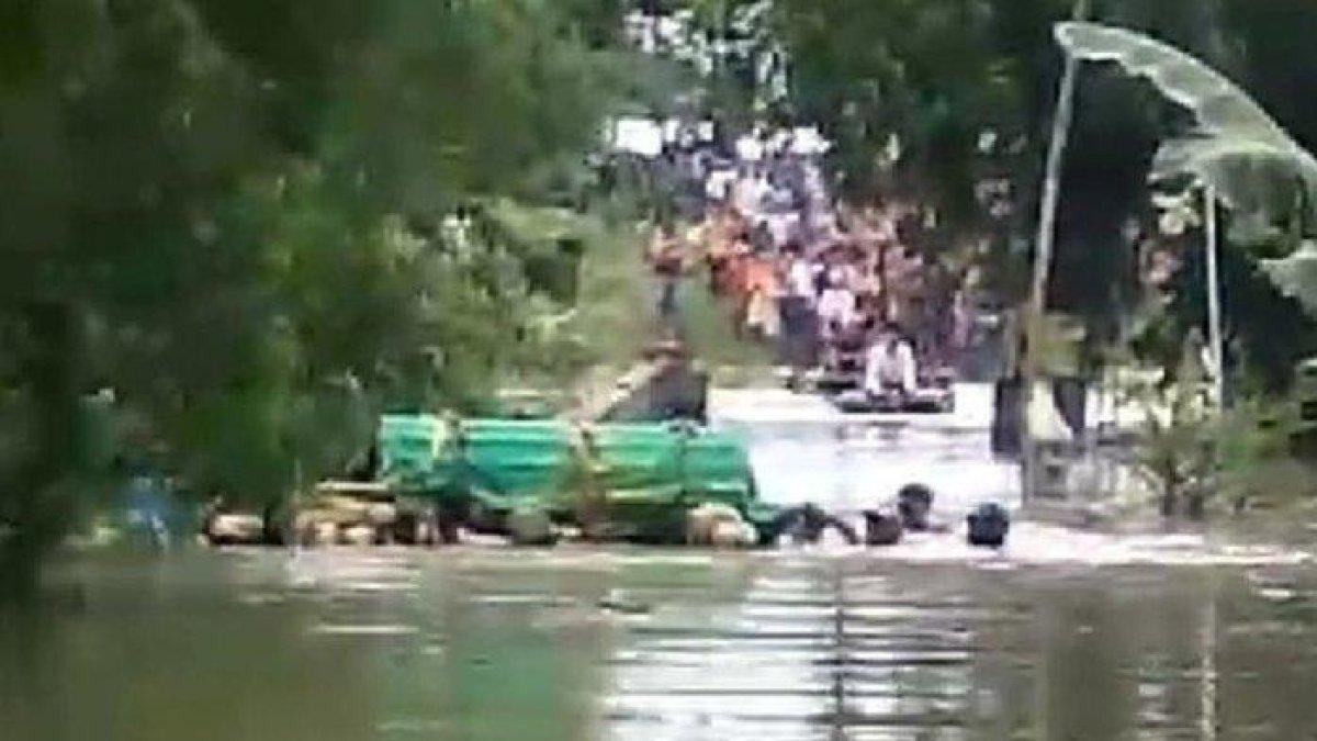 warga menerjang banjir sambil menggotong keranda jenazah