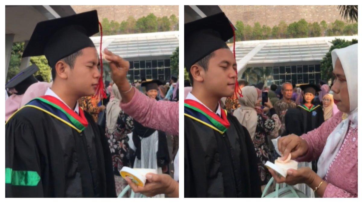 Momen mahasiswa dibedaki ibunya saat wisuda, tanpa malu tetap asik dan cuek